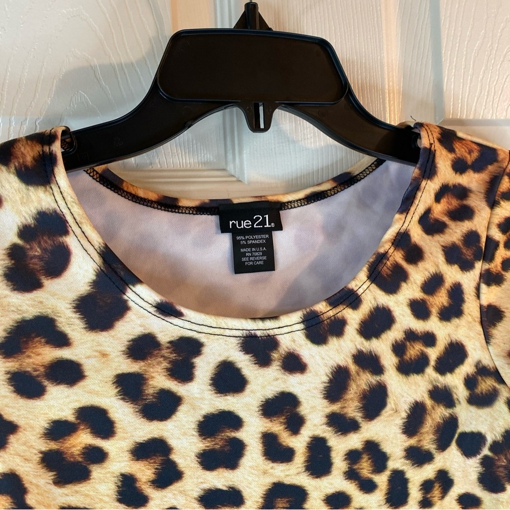 Rue21 Women M MEDIUM Top Blouse Shirt Cheetah Leopard Print Crop Stretch Relax - Picture 4 of 10